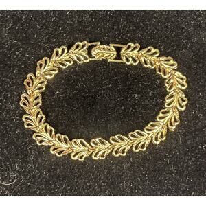 Goldtone Leaf Style 7” Bracelet Elegant